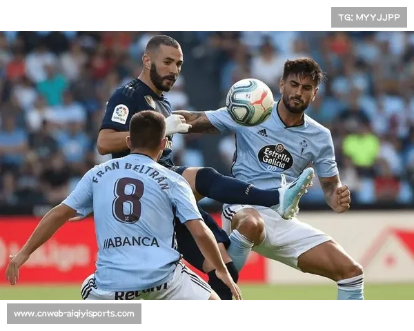 博洛尼亚球迷掷烟雾弹中断比赛，裁判暂停十分钟